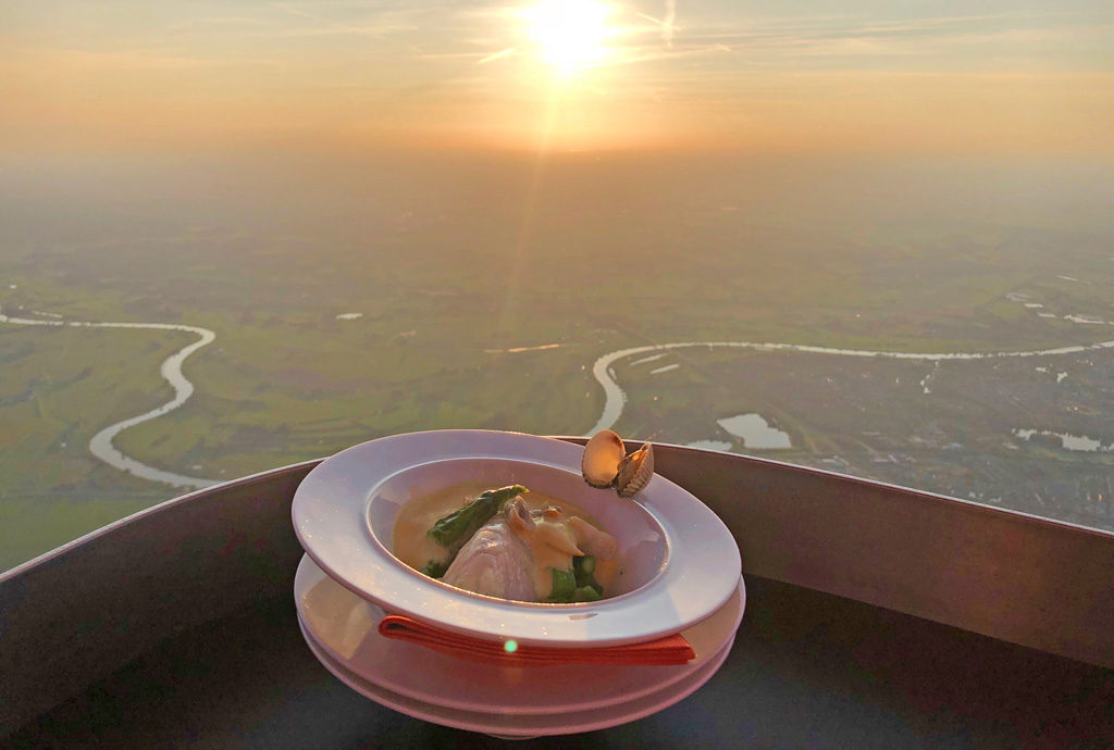 Tussengerecht van het CuliAir menu...luchtballongegaarde zeebaars met venkelsaus en groene asperges • Diner op hoog niveau