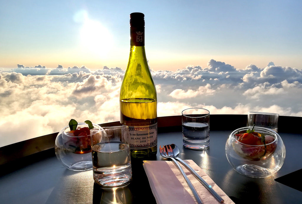 Het meest mooie moment tijdens het ballonvaart diner...boven de wolken uitstijgen en genieten van een 'sky cocktail'